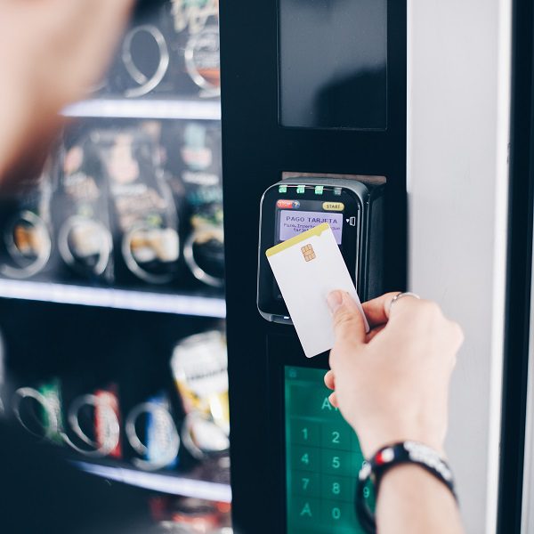 Cashless vending machine with contactless payment options for businesses